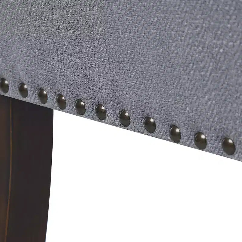 Banc en bois à piètement évasé et capitonné avec garniture cloutée 49,50