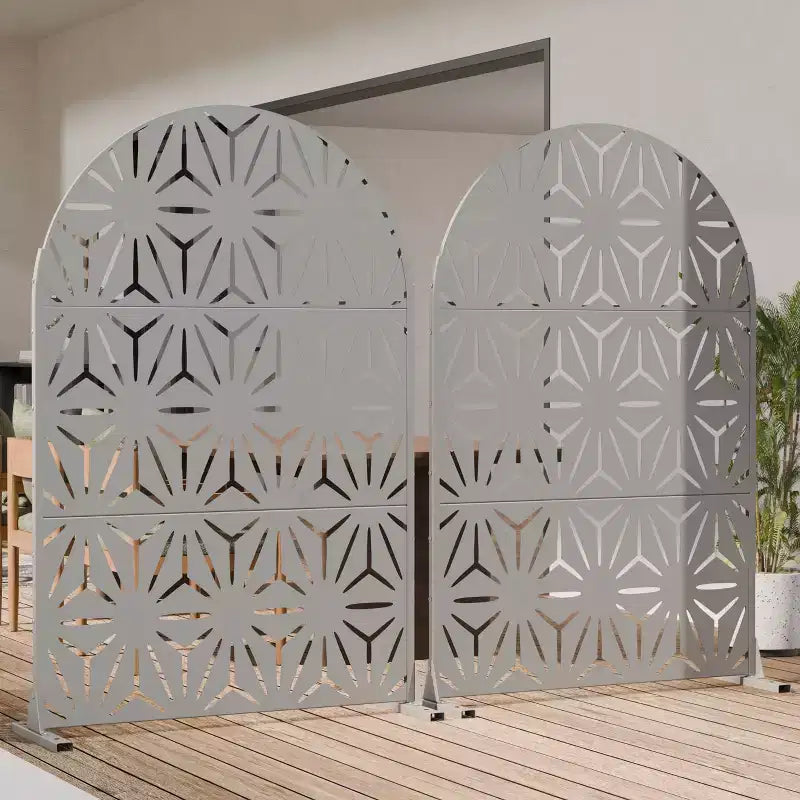 Paravent de confidentialité autoportant en métal cintré de 72H x 47L po, couleur gris clair/brun, pour jardin, patio, terrasse, cour