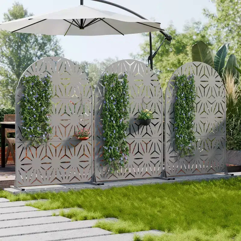 Paravent de confidentialité autoportant en métal cintré de 72H x 47L po, couleur gris clair/brun, pour jardin, patio, terrasse, cour