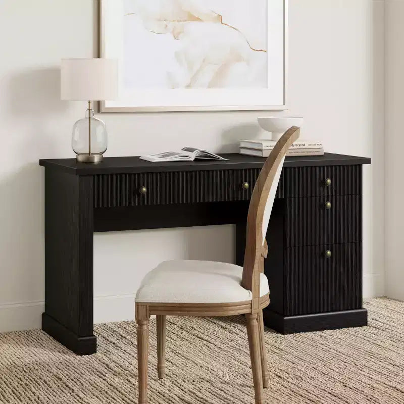Bureau de télétravail cannelé de 137 cm avec tiroirs et chargement USB intégré, bureau d'écriture moderne pour salle d'étude